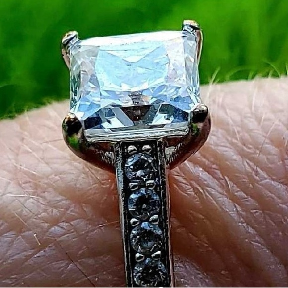 White Rhodium Swarovski ring, size 5.75 - Picture 1 of 7